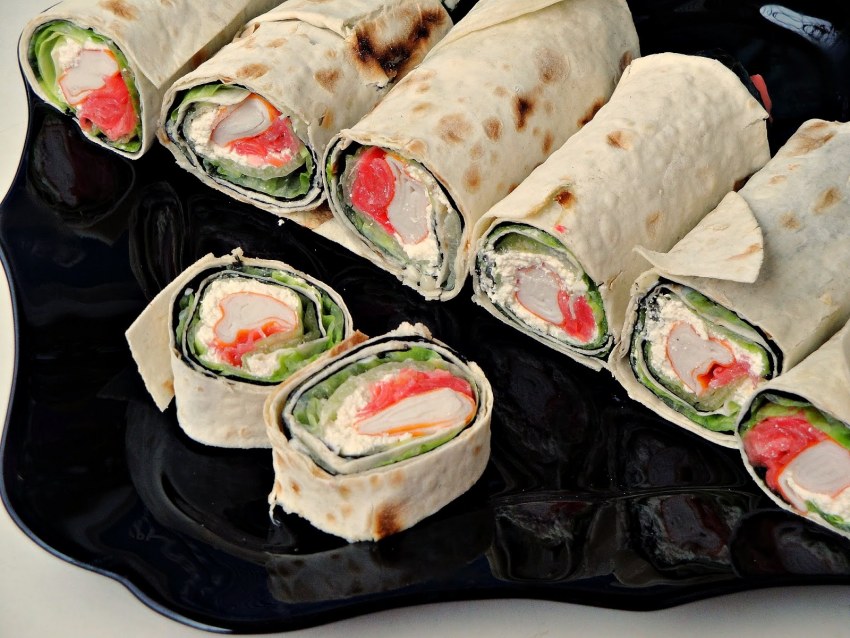 Лаваш с крабовыми палочками и яйцом