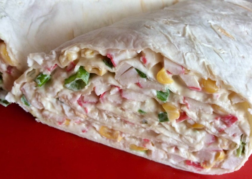 Рулет из лаваша с крабовыми палочками и корейской морковью