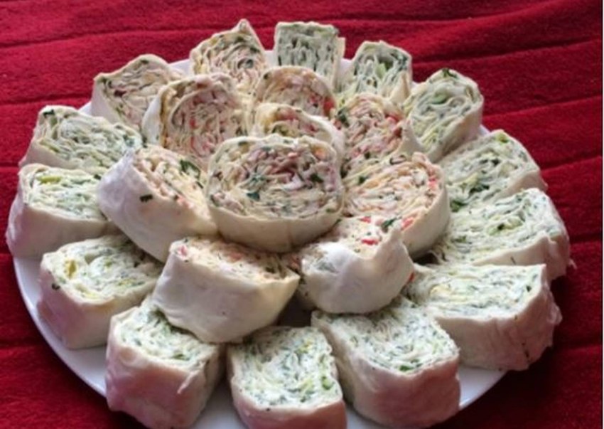 Рулет из сыра и крабовых палочек