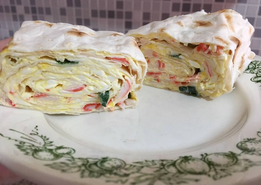 Рулет из лаваша с крабовыми палочками и плавленным сыром