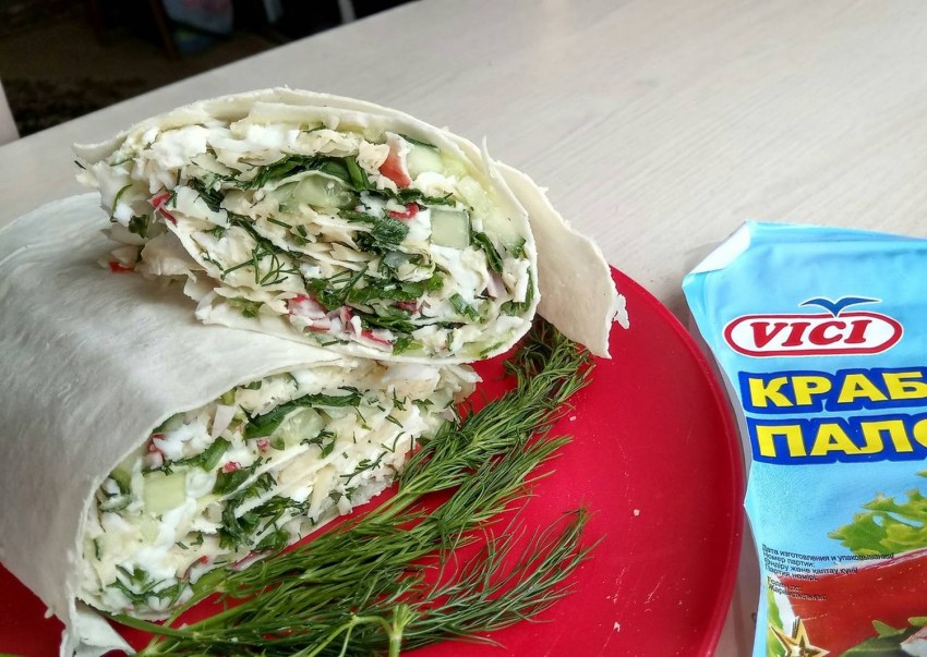 Рулетики из лаваша с крабовыми палочками и сыром