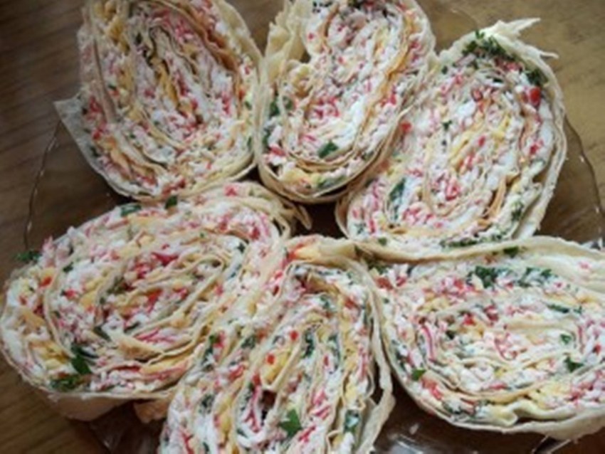 Рулет из лаваша с крабовыми палочками и сыром