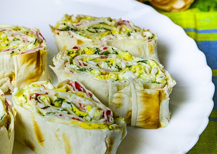 Лавашный рулет с крабовыми палочками