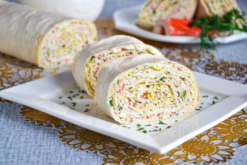 Рулет из лаваша с крабовыми палочками и сыром