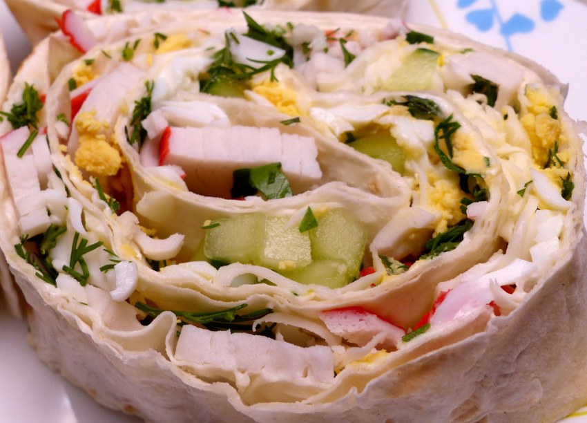 Рулет из лаваша с крабовыми палочками и яйцом и сыром