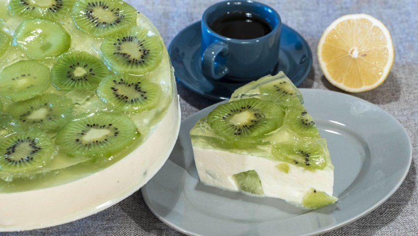 Молочное желе с фруктами