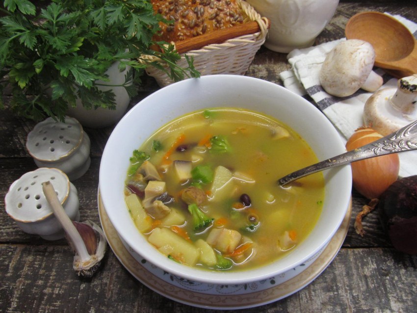 Овощной суп с рисом и капустой