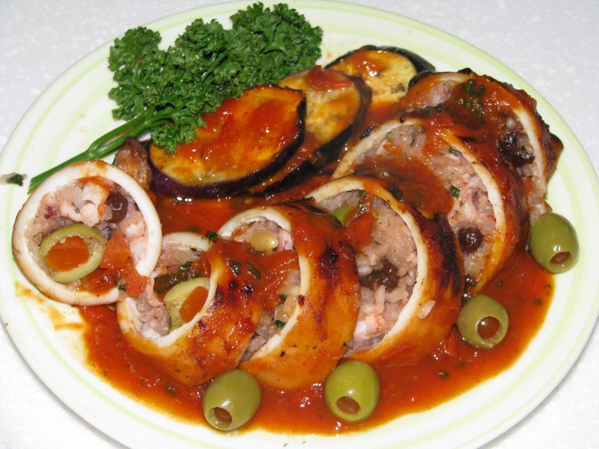 Кальмар, фаршированный омлетом и грибами