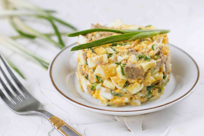 Салат с печенью трески и яйцом