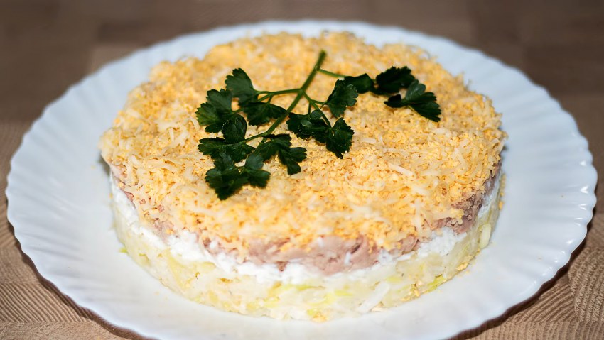 Салат с треской и яйцом