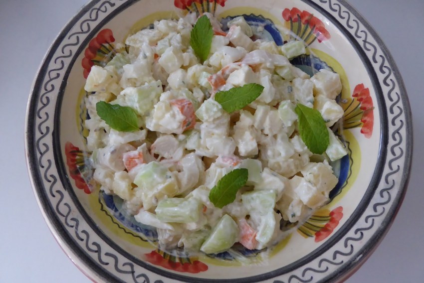 Салат из печени трески с огурцом
