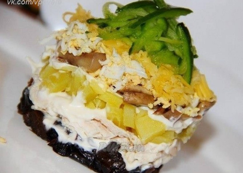 Салат Венеция с копченой курицей