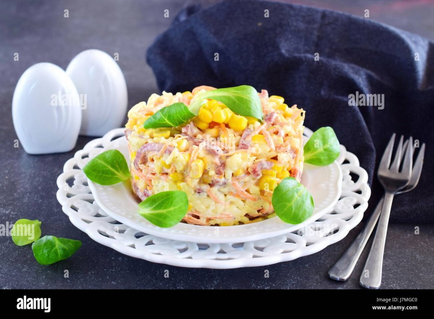 Салат оригинальный с консервами