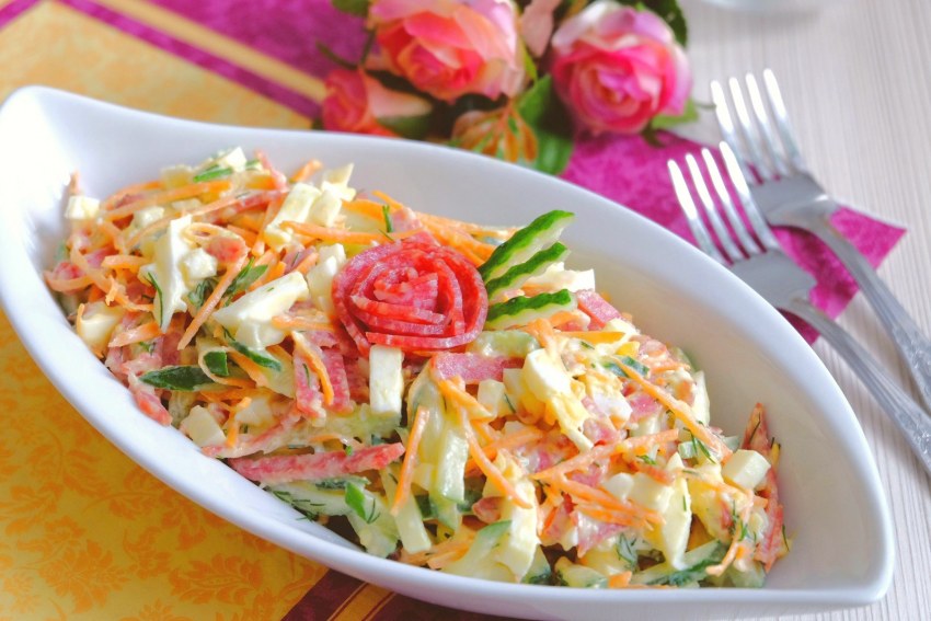 Салат с морковкой,капустой,кукурузой и колбасой
