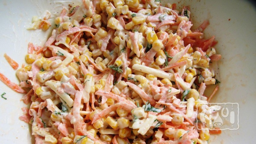 Салат с копченой колбасой