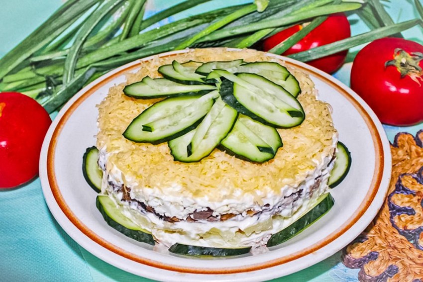 Салат с капустой и колбасой