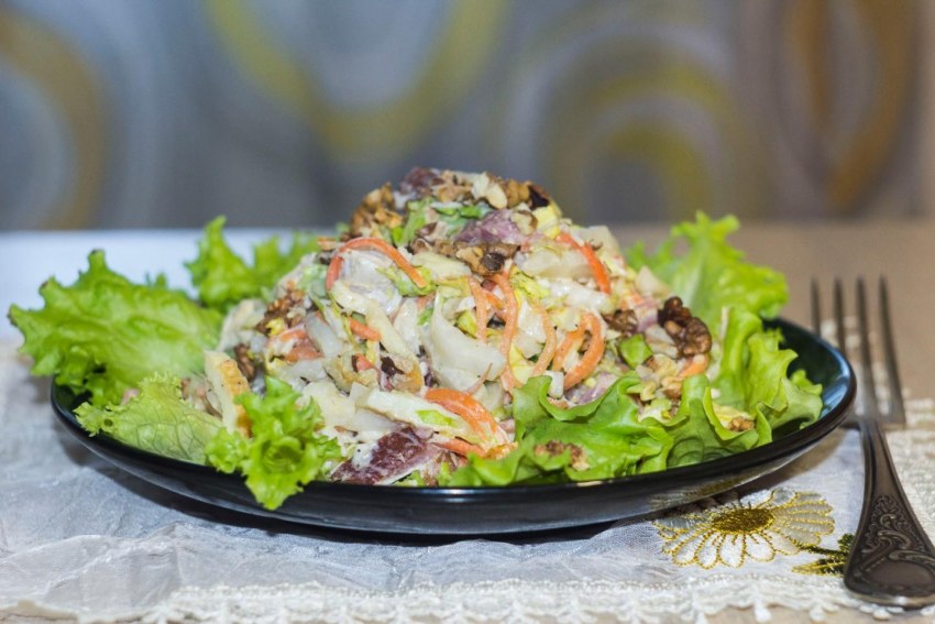 Салат "Венеция" с курицей, грибами и черносливом