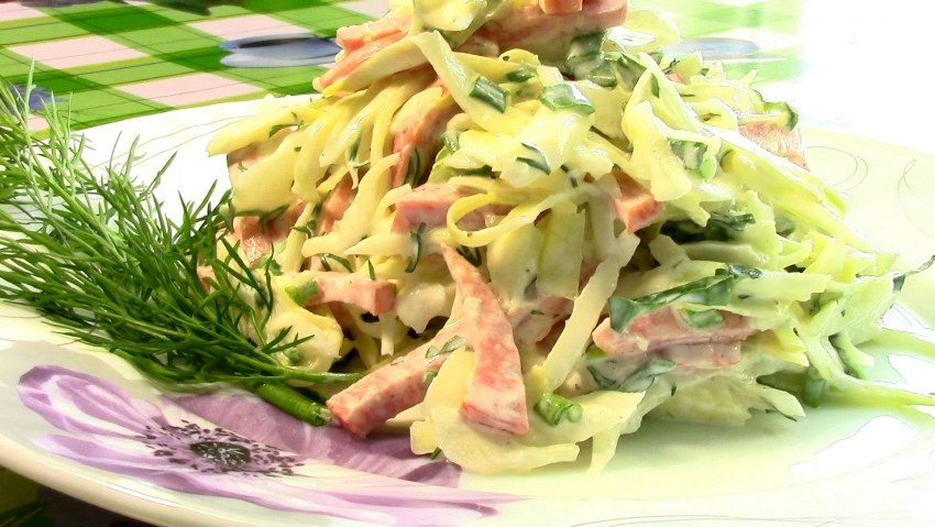 Салат соломка с копченой колбасой