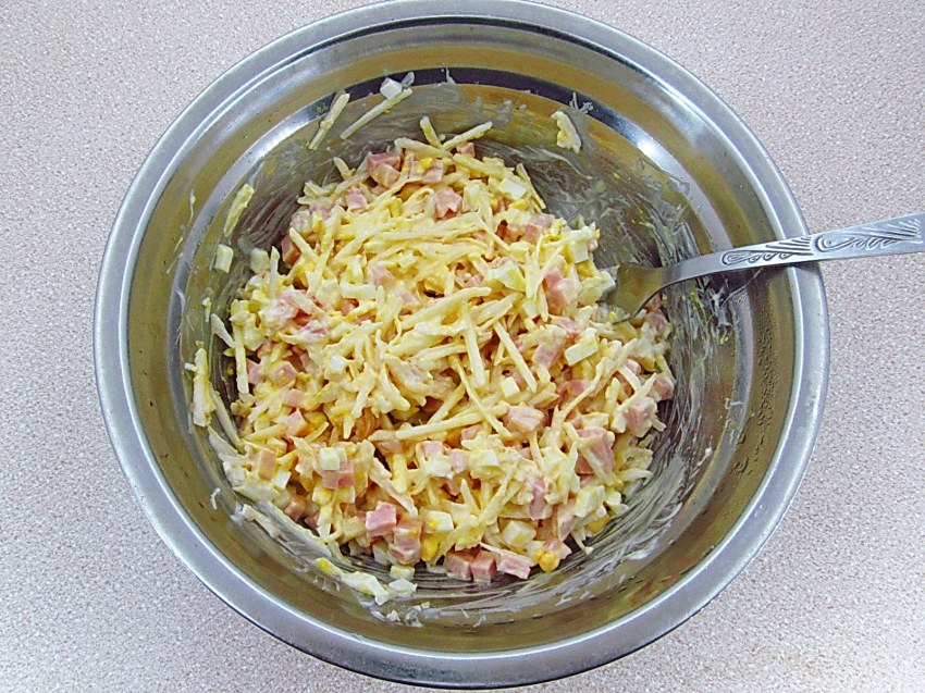 Салат с крабовыми палочками и корейской морковкой и кукурузой