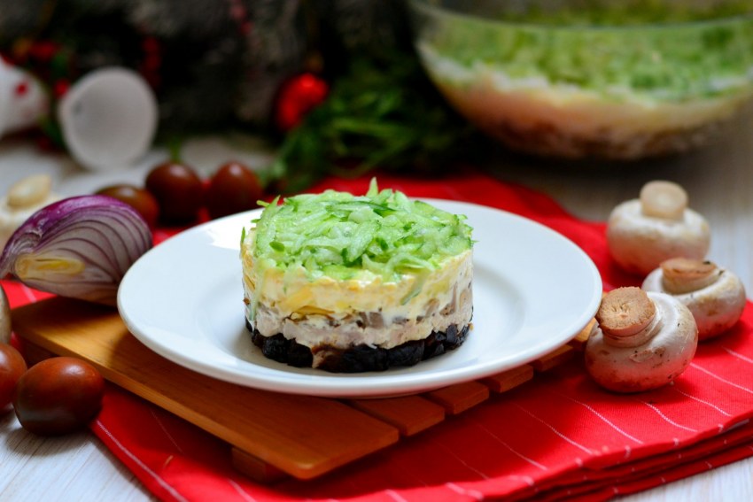 Салат с кириешками и копченой колбасой