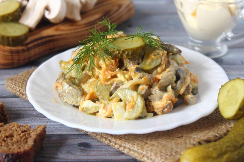 Салат с печенью и солеными огурцами