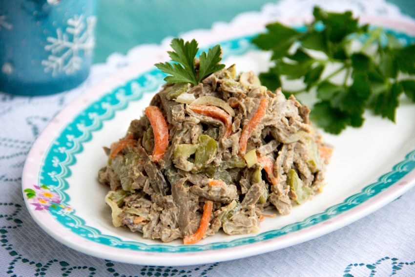 Салат с печенью говяжьей и морковью и луком