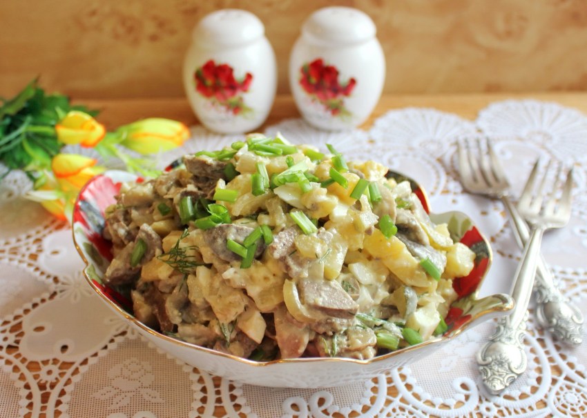 Салат куриный с грибами