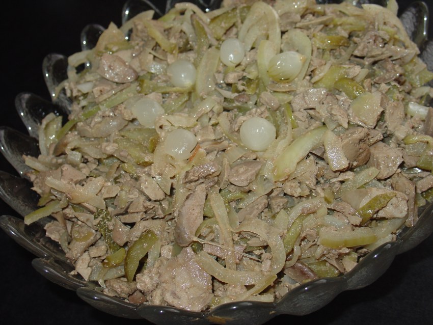 Салат с печенью и солеными огурцами