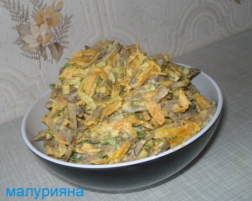 Салат из печени с солеными огурцами и морковью и луком