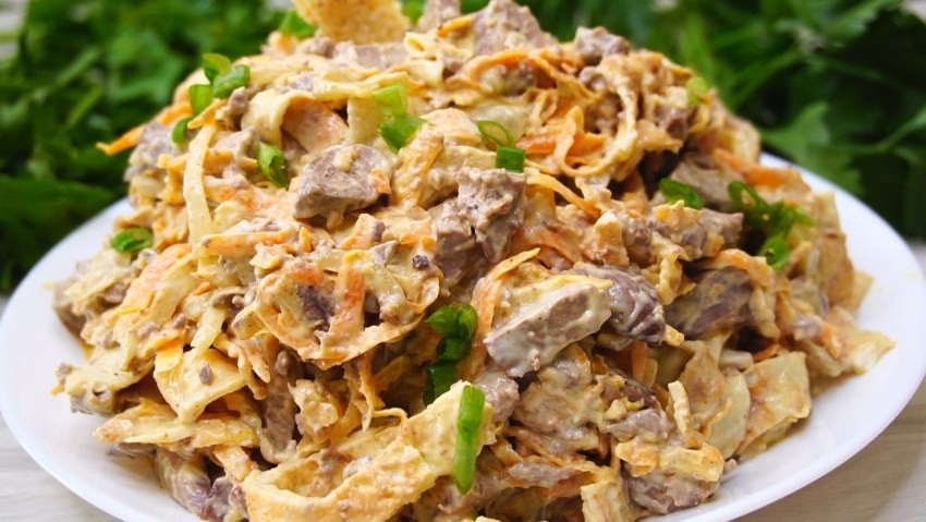 Салат с блинчиками из куриной печени
