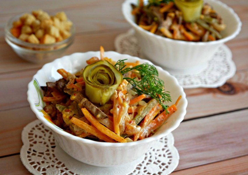 Салат с печенью огурцами и морковью