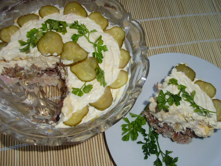 Слоеный салат с куриной печенью