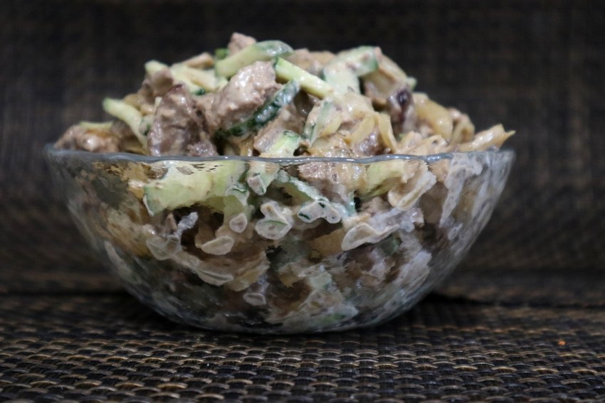 Салат с печенью и солеными огурцами