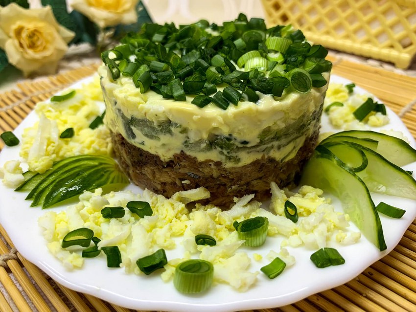 Слоеный салат с рыбой