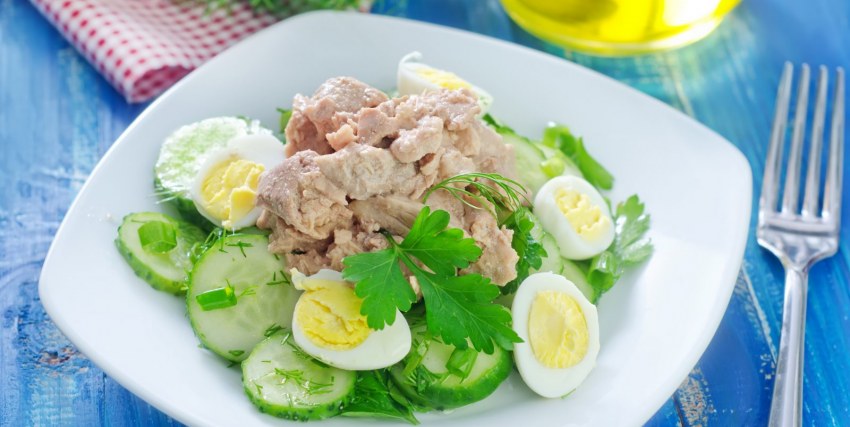 Салат с печенью трески и перепелиными яйцами