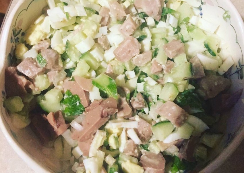 Салат Обжорка с говядиной и солеными огурцами