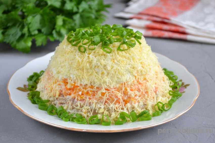 Салат с печенью трески и яйцом и луком