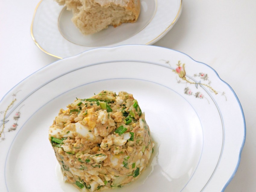 Салат с треской и яйцом