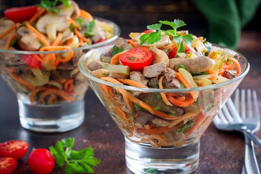 Салат с печенью и солеными огурцами