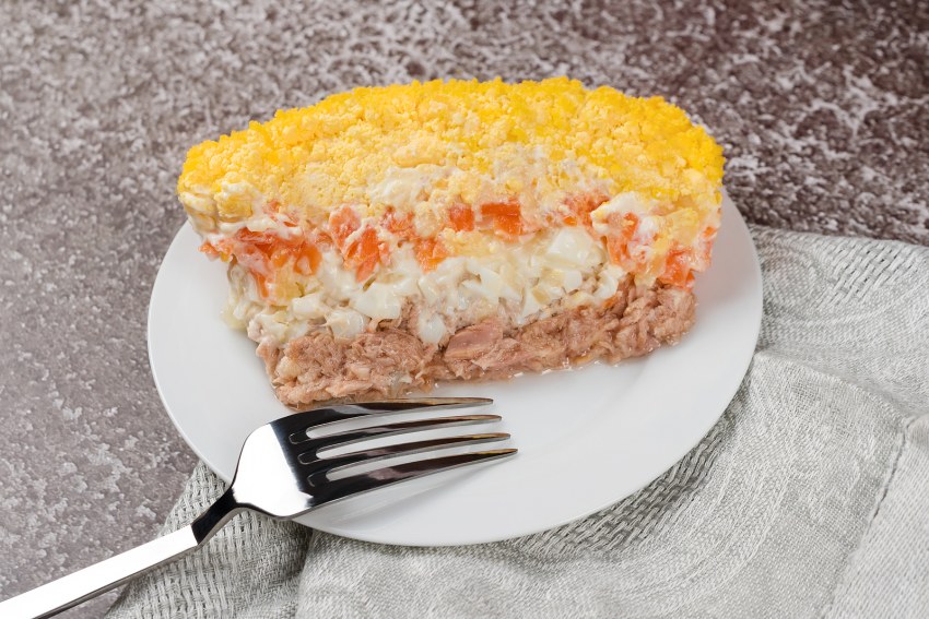 Рыбный салат Мимоза с горбушей