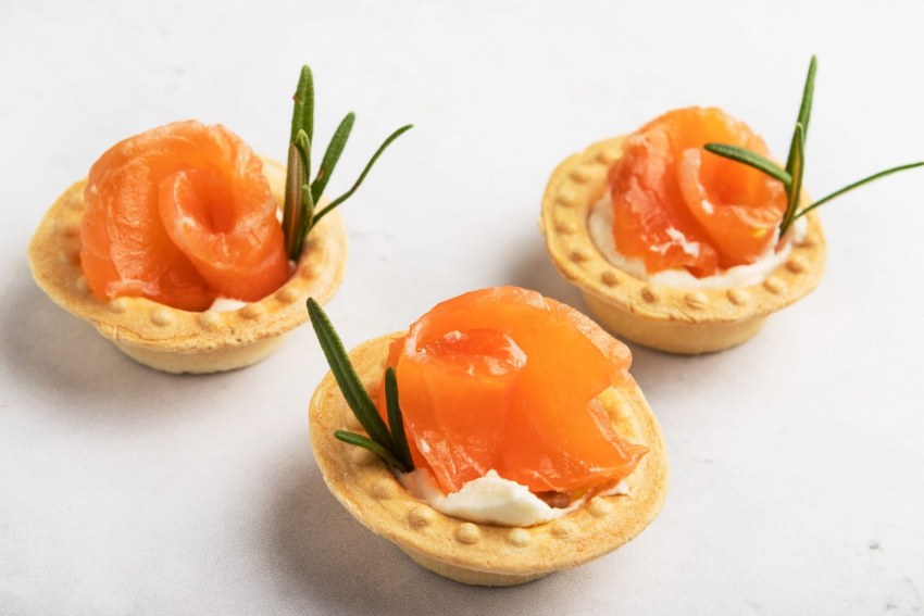Корзиночки с белковым кремом и мармеладом