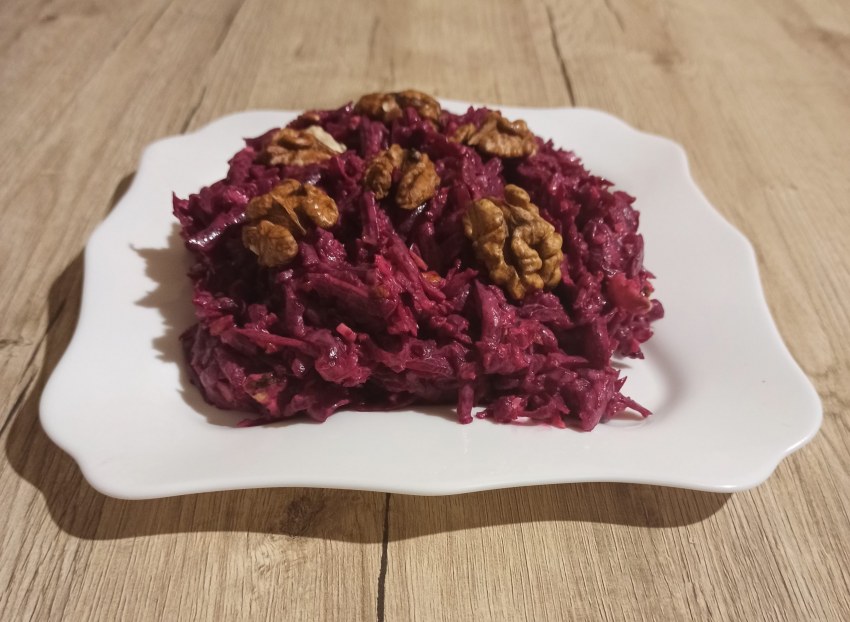 Салат из свёклы с чесноком и майонезом и грецким орехом