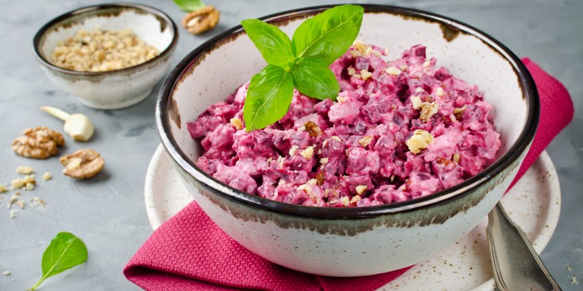 Салат из свеклы с курицей и орехами