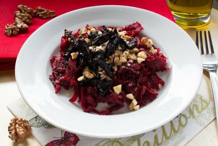 Салат свекла с черносливом и грецким орехом