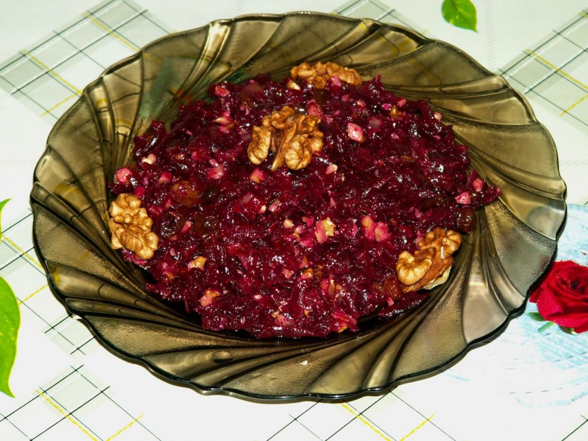 Салат свекольный с грецкими орехами и изюмом