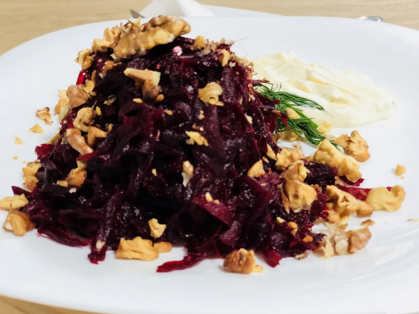 Салат свекла с черносливом и грецким орехом