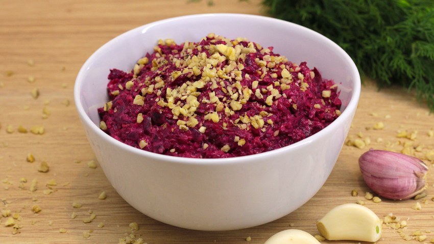Салат из свёклы с чесноком и грецким орехом