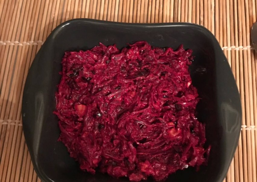 Свекольный салат с орехами и чесноком