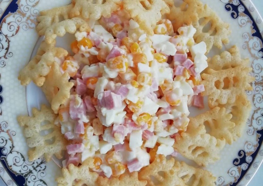 Салат с чипсами и крабовыми палочками и кукурузой