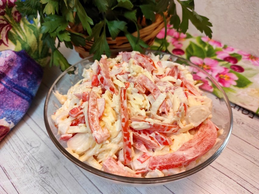 Салат кучерявый с крабовыми палочками